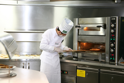 Kırmızı çiçek dekorasyonu